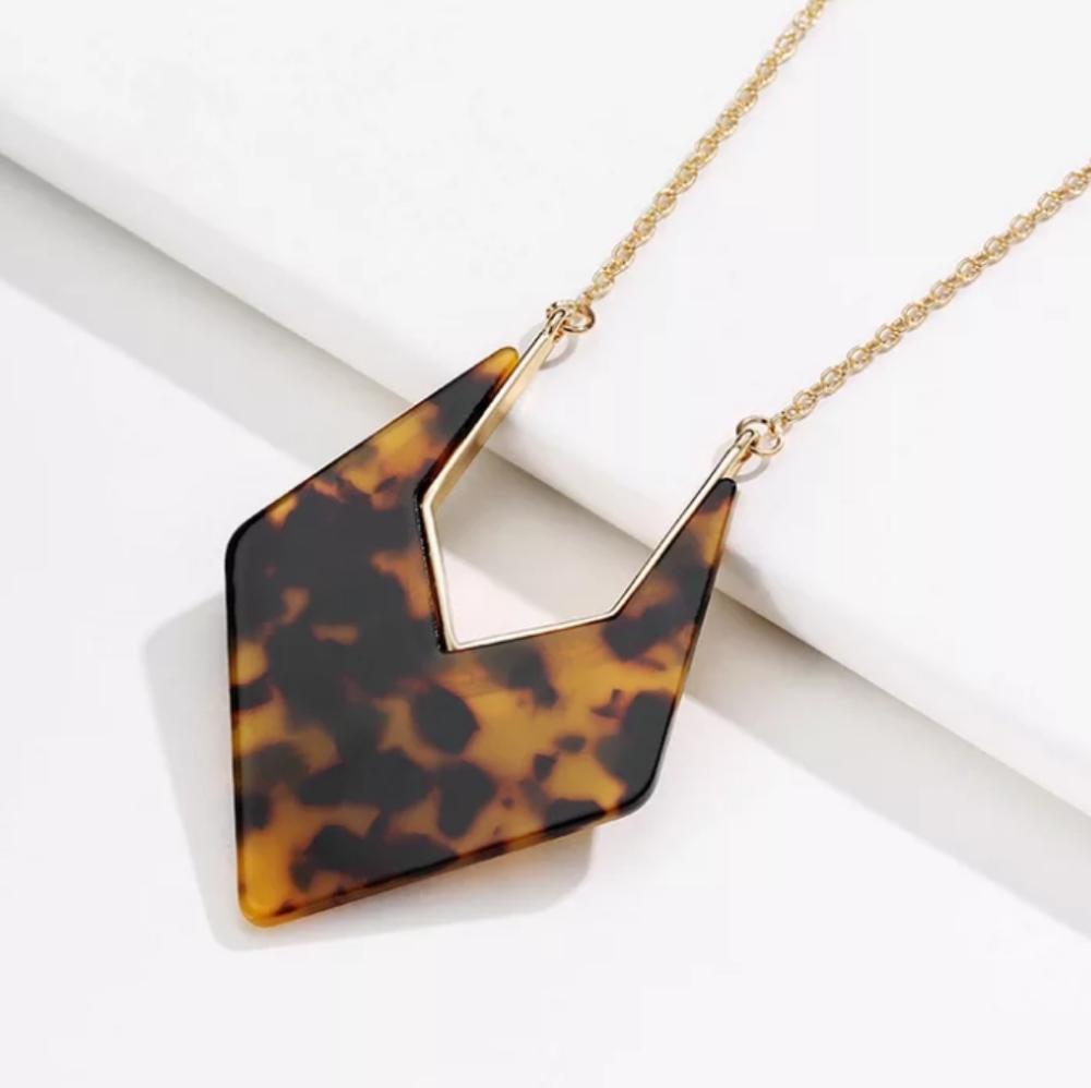 ACETATE MODERN SHAPE PENDANT LONG NECKLACE!